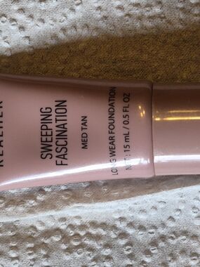 RealHer Sweeping Fascination Long-Wear Foundation - Med Tan Pink Tube